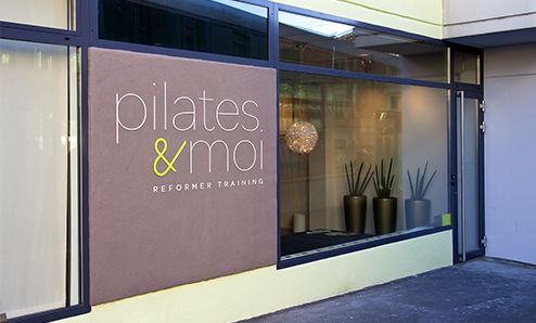 facade-studio-reformer-pilates-lausanne Façade et entrée du studio pilates&moi, spécialisé dans le Reformer Pilates à Lausanne.